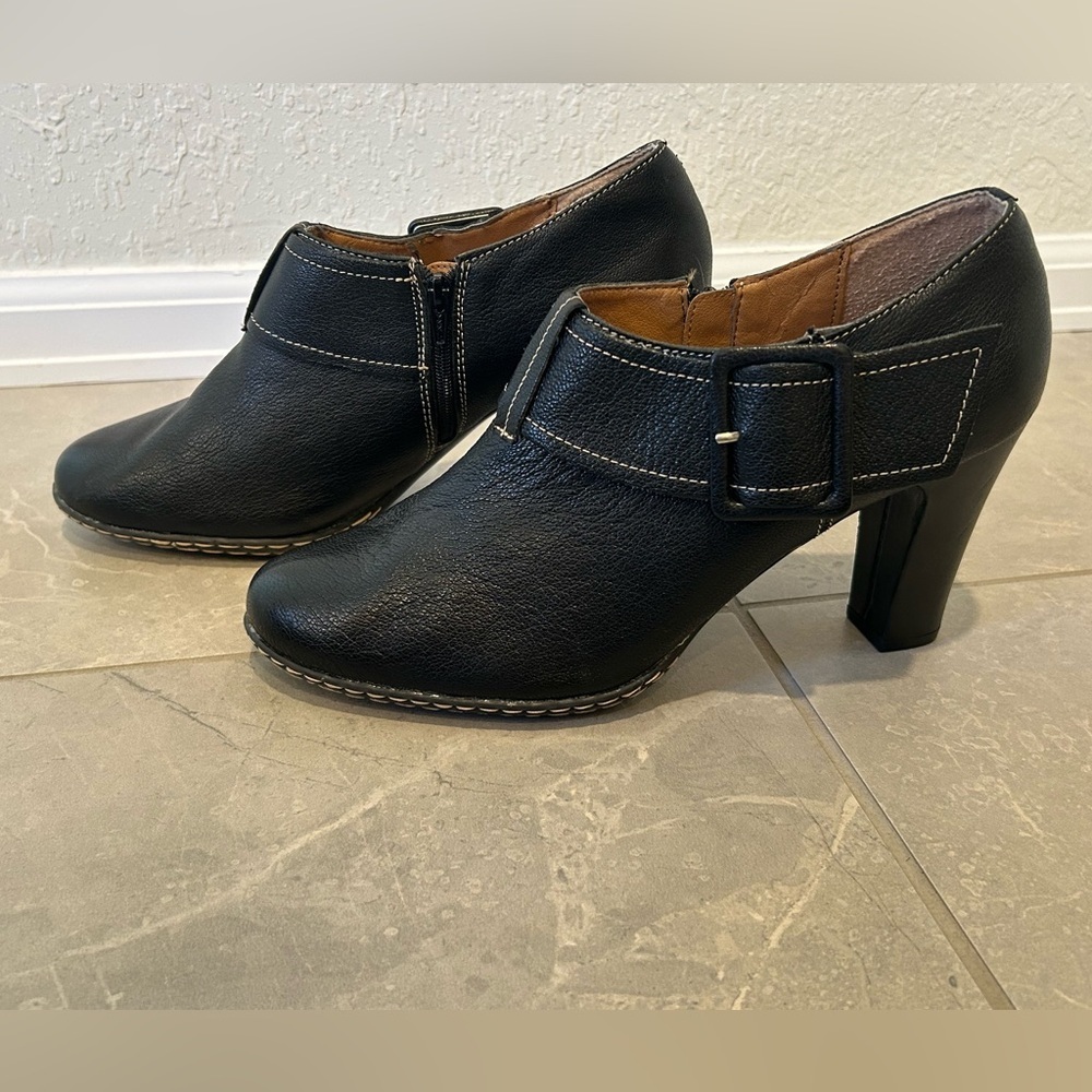 Söfft Women's Willa Black Leather
Heeled Side Zip Ankle Bootie - Picture 8 of 13